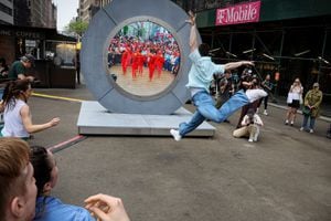 Los bailarines actúan durante la revelación del Portal, una escultura de tecnología pública que conecta directamente entre Dublín Irlanda y el distrito Flatiron en Manhattan, en la ciudad de Nueva York, EE.UU., 8 de mayo de 2024