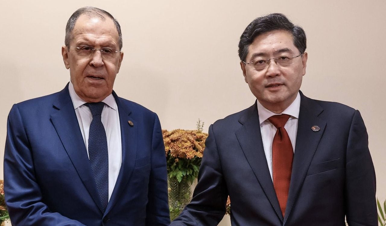 Los ministros de relaciones exteriores de Rusia y China, Sergei Lavrov y Qin Gang respectivamente presentes en el G20