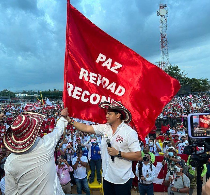 Gabriel Calle entregándole las banderas rojas al presidente Gustavo Petro en la pasada campaña electoral.
