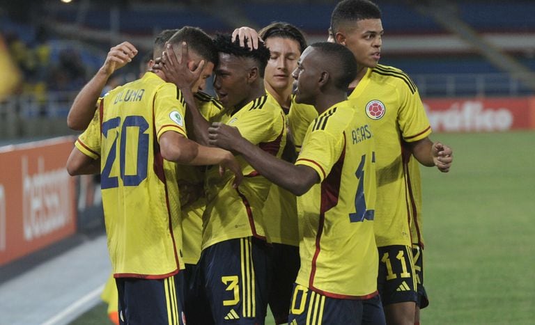 Colombia celebrando el gol de Daniel Luna ante Paraguay