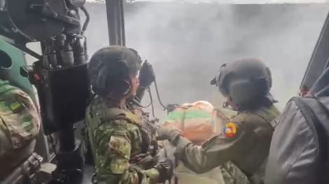 Desde un helicóptero envían alimentación a las personas que participan de la Operación Esperanza.