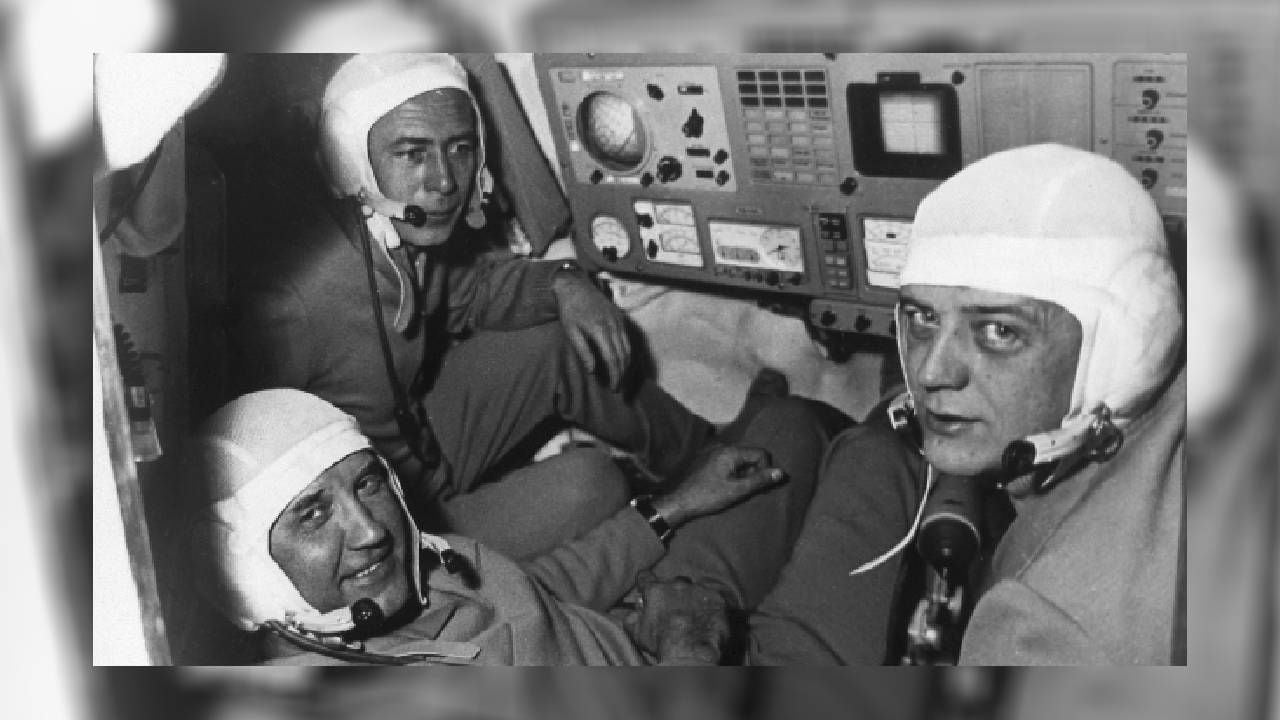 Tres cosmonautas: Georgi Dubrovolsky, Vladislav Volkov y Viktor Patsayev, en la cabina de la Soyuz-11. Los tres hombres murieron en su nave espacial cuando regresaba a la tierra. -Foto: Getty Images. / Autor: Hulton Deutsch