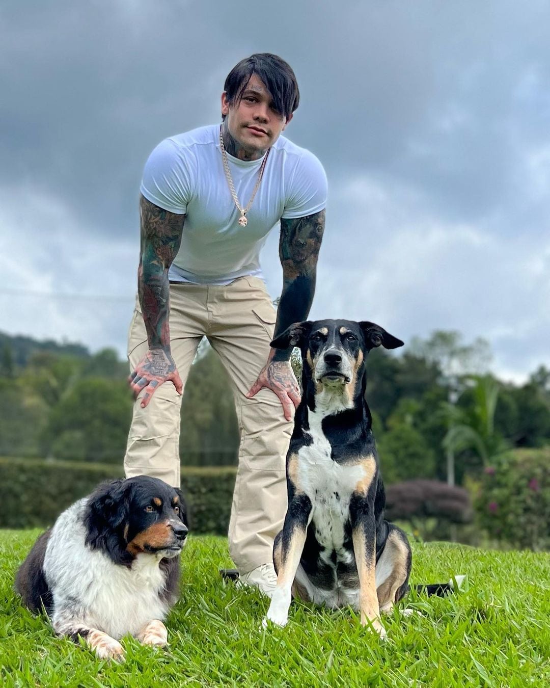 Yef junto a dos de sus mascotas. Foto: Instagram @yefito.