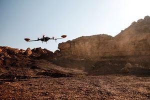 Se utiliza un dron en una demostración de un experimento dirigido por agencias austríacas e israelíes que simulan una misión a Marte cerca de Mitzpe Ramon, Israel. Foto REUTERS / Amir Cohen