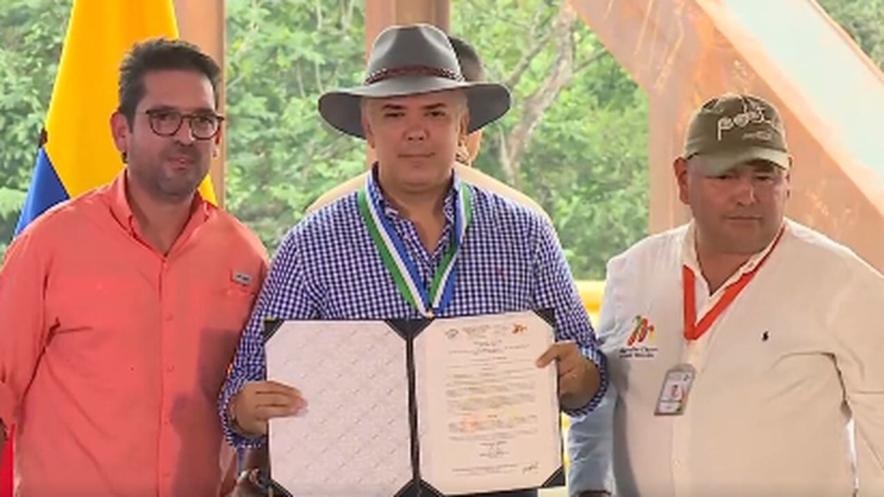 El gobernador del Meta, Juan Guillermo Zuluaga, el presidente Iván Duque y el alcalde de La Uribe, Marcelino Chacón.