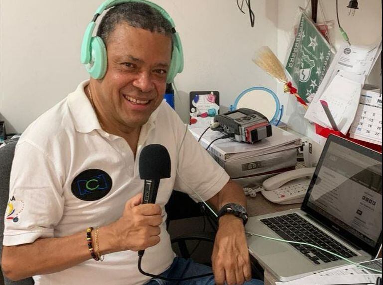 Óscar Luis Cárdenas lleva 44 años vinculado a la radio deportiva de Cali.