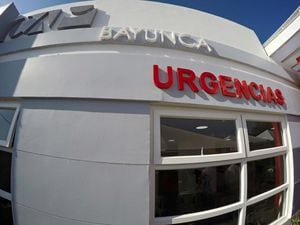 Hospital de Bayunca, en su 'inauguración' del año 2015, por el exalcalde Cartagena, Dionisio Vélez.