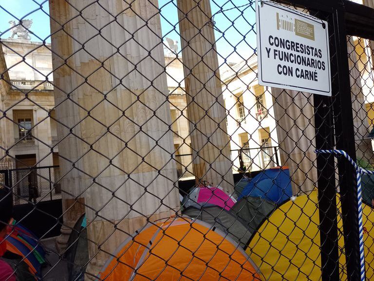 A la entrada del Capitolio están las carpas pero no hay presencia de la Fuerza Pública.