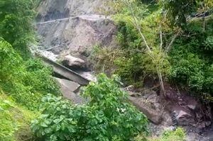 En Dabeiba, municipio del occidente de Antioquia, más de 8.000 habitantes están incomunicados por la caída de un puente, a causa de las fuertes lluvias que no cesan en el departamento.