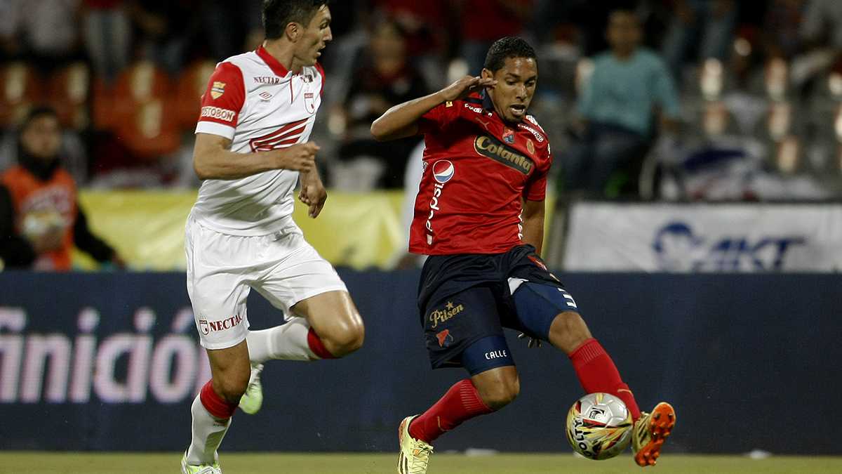 El jugador del Santa Fe Daniel Torres disputa el balón con Javier Calle, del Deportivo Independiente Medellín, 17 de diciembre, 2014.