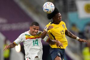 Angelo Preciado de Ecuador, a la derecha, y Formose Mendy de Senegal disputan el balón durante el partido de fútbol del grupo A de la Copa Mundial entre Ecuador y Senegal, en el Estadio Internacional Khalifa en Doha, Qatar, el martes 29 de noviembre de 2022. 