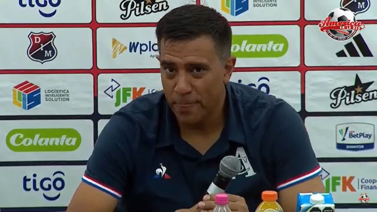 César Farías en rueda de prensa tras la victoria de América sobre el DIM.