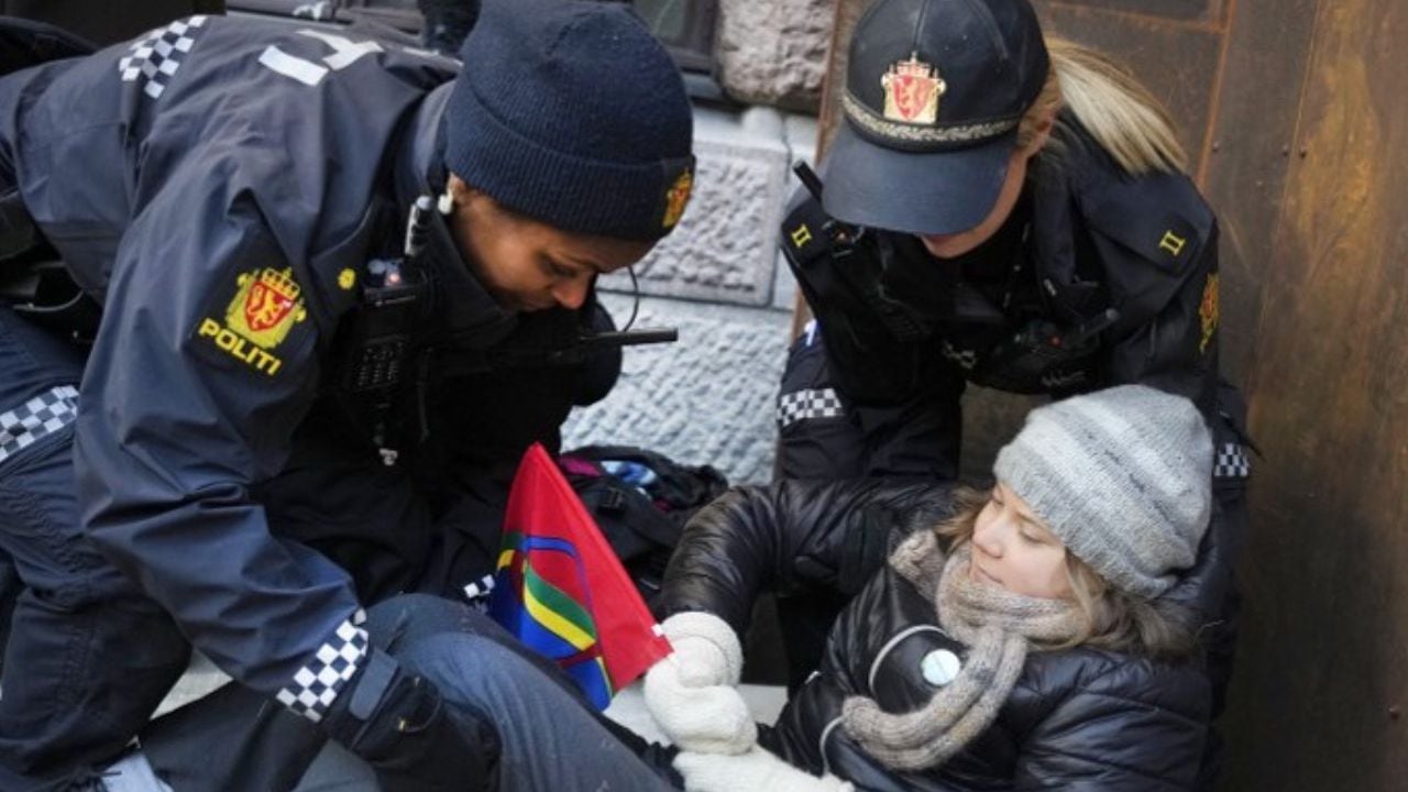 Este es el momento exacto en el que las autoridades de Noruega detienen y sacan de la manifestación a Greta Thunberg