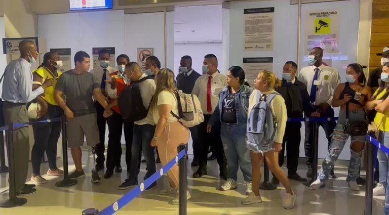 Pasajeros afectados por cancelación de operaciones de Viva Air protestan en el Aeropuerto Alfonso Bonilla Aragón de Palmira, Valle.