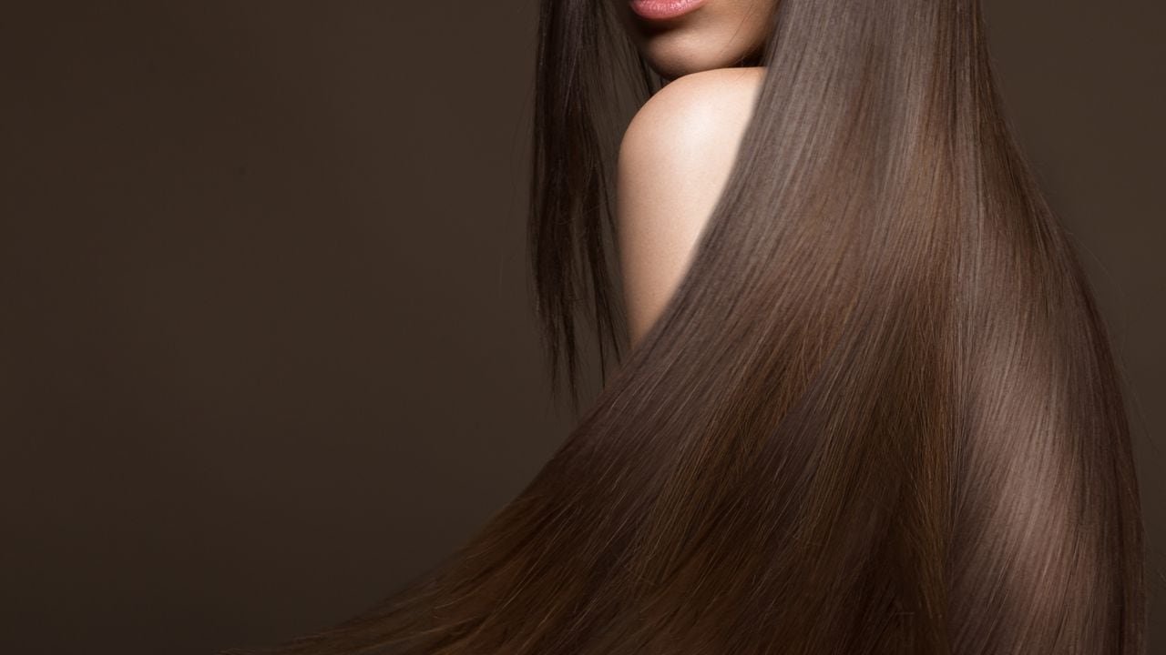 difícil Consumir Aliviar Cómo alisar el cabello naturalmente sin dañarlo?