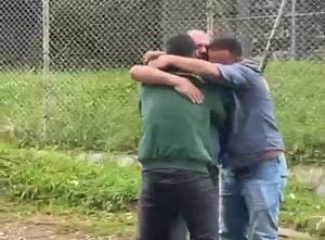 Conmovedor reencuentro entre hombre y sus hijos, luego de 13 años de cárcel, según él siendo inocente