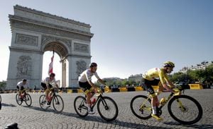 Tadej Pogacar en la etapa final en Campos Eliseos parís