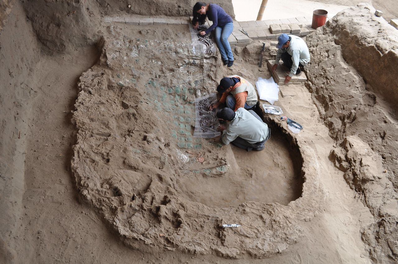Excavación de los mantos con pinturas y aplicaciones de placas circulares en cobre. Fotografía: Proyecto Chotuna-Chornancap. Cortesía del Banco de la República