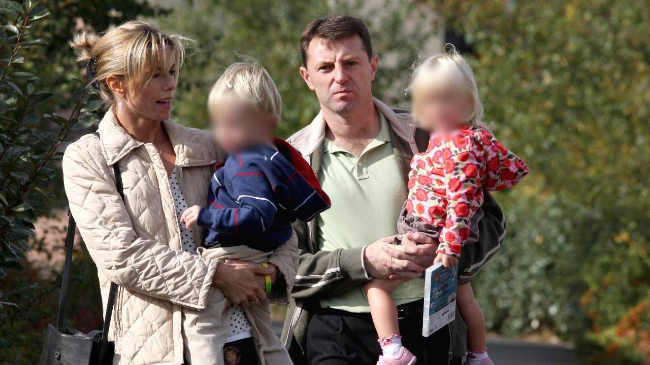 Kate y Gerry McCann, padres de Madeleine, caminan desde su casa en Rothley, Leicestershire, con sus otros dos hijos: Sean y Amelie