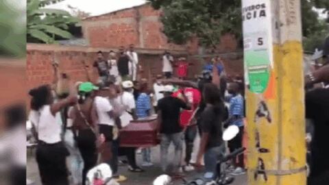 Impactante: este video muestra el “homenaje” al cadáver de alias Gomelo en Guachené, Cauca. Entre disparos, música y aplausos.