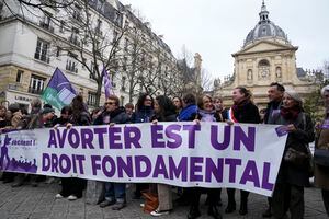 Activistas a favor del derecho al aborto sostienen una pancarta que dice "el aborto es un derecho fundamental" durante una manifestación por el derecho al aborto frente a la Universidad La Sorbona en París, el 28 de febrero de 2024