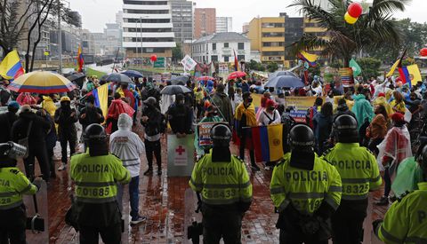 manifestación Toma de Bogotá paro nacional hotel Tequendama  marcha dia 43 
manifestantes y policía nacional
Bogota junio 9 del 2021
Foto Guillermo Torres Reina / Semana