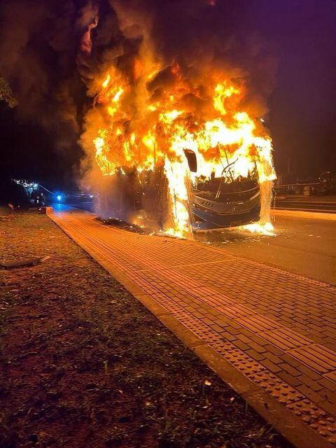 Bus incinerado en la entrada a Yopal, Casanare.