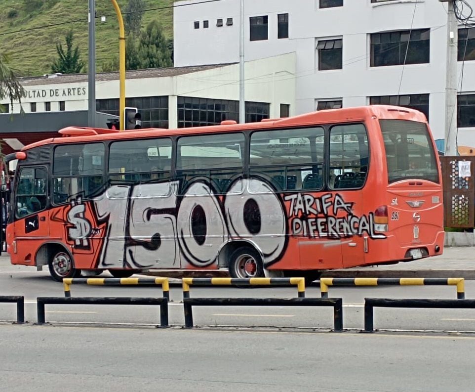 Al menos dos buses fueron pintados por los manifestantes.
