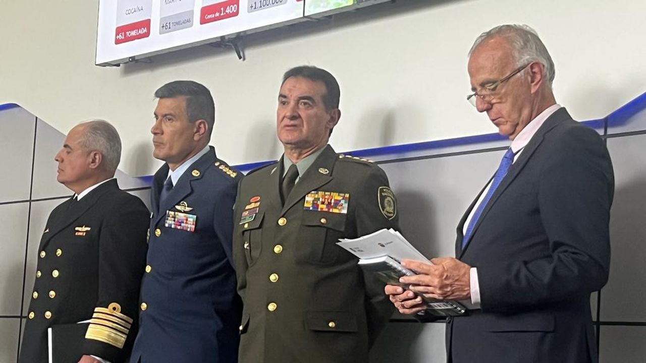 Iván Velásquez, ministro de Defensa, y la cúpula de la Fuerzas Militares en rueda de prensa.