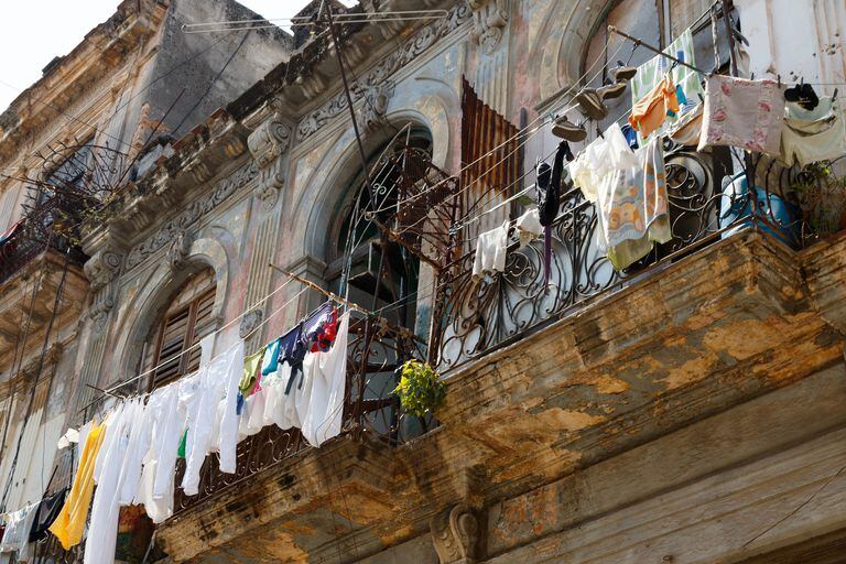 Secado de ropa en un viejo balcón en mal estado en la ciudad de La Habana (Cuba)