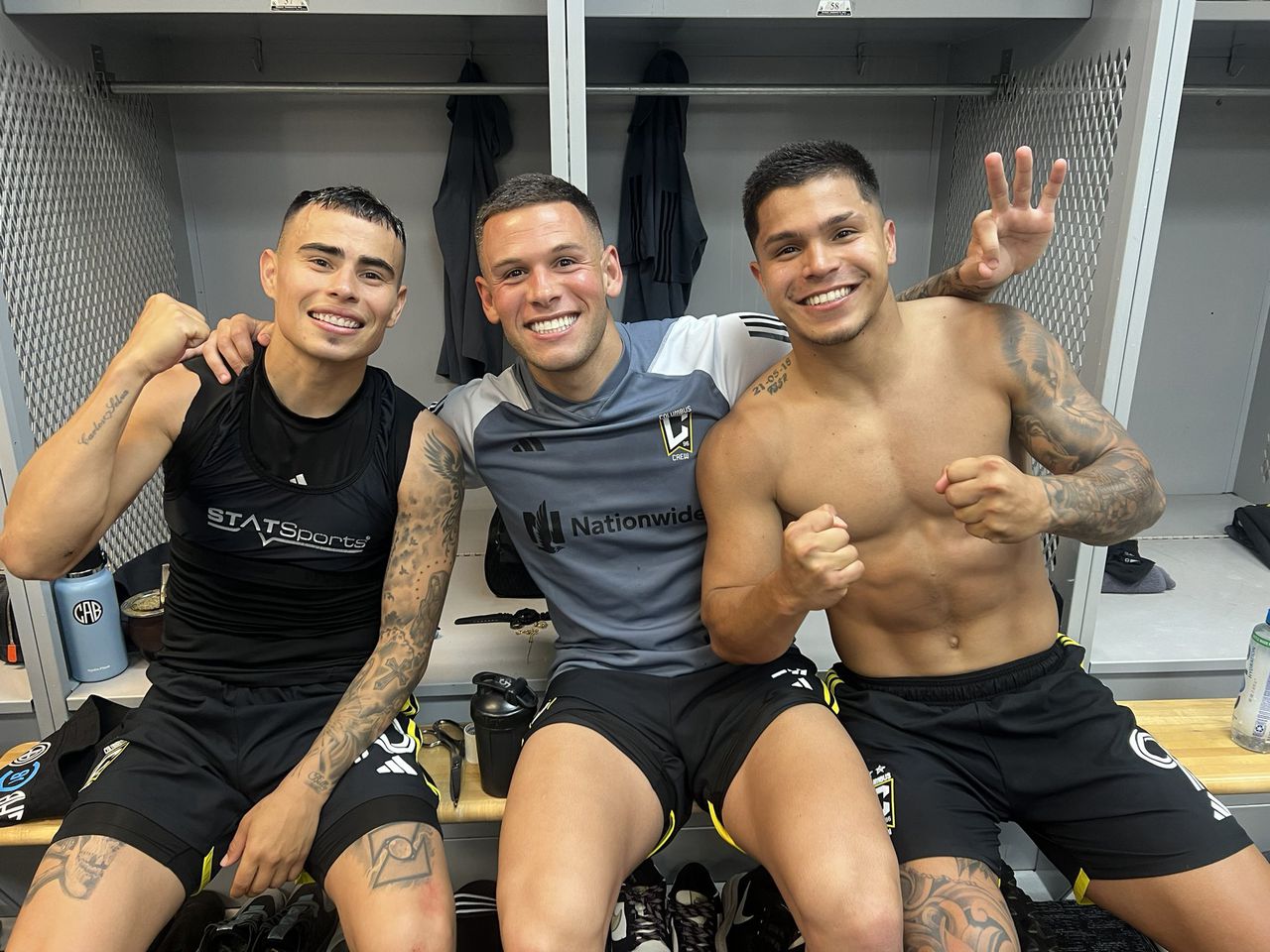 'Cucho' Hernández festejando con sus compañeros del Columbus Crew