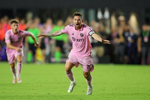 Messi celebrando su primer gol con Inter de Miami.