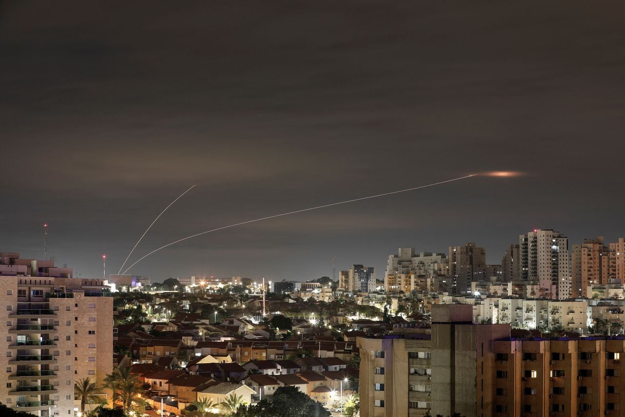 Se ve un rastro de humo cuando los cohetes de Gaza son interceptados a primera hora de la mañana, como se ve desde Ashkelon, Israel, el 23 de febrero de 2023