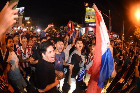 Simpatizantes del candidato presidencial de Paraguay por el Partido Cruzada Nacional, Paraguayo Cubas, se manifiestan contra el presunto fraude electoral. Foto: AFP.