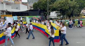 Cientos de personas salieron a manifestarse en las calles de Bogotá, Medellín y Cali.