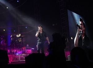 Con Ximena Ángel, ex cantante de Pepa Fresa, Juanes interpretó la canción “Tu fotografía”, que inicialmente fue grabado con Nelly Furtado.  
