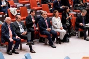 En esta foto proporcionada por las Naciones Unidas, el presidente de Colombia, Iván Duque Márquez, cuarto desde la izquierda, llega para hablar en el Consejo de Seguridad de la ONU, el martes 12 de abril de 2022. (Manuel Elias/UN Photo via AP)