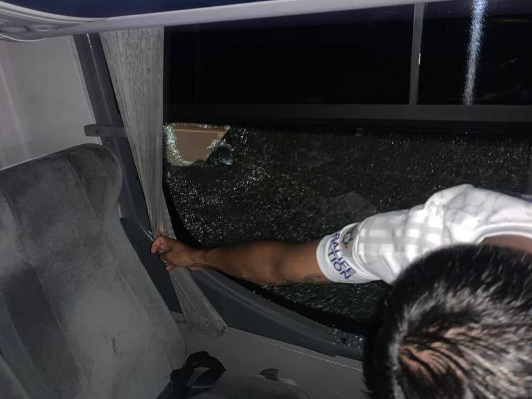 Los propios jugadores de Millonarios denunciaron en sus redes sociales el ataque que recibieron al salir del estadio Manuel Murillo Toro en Ibagué: Foto Juan Carlos Pereira.