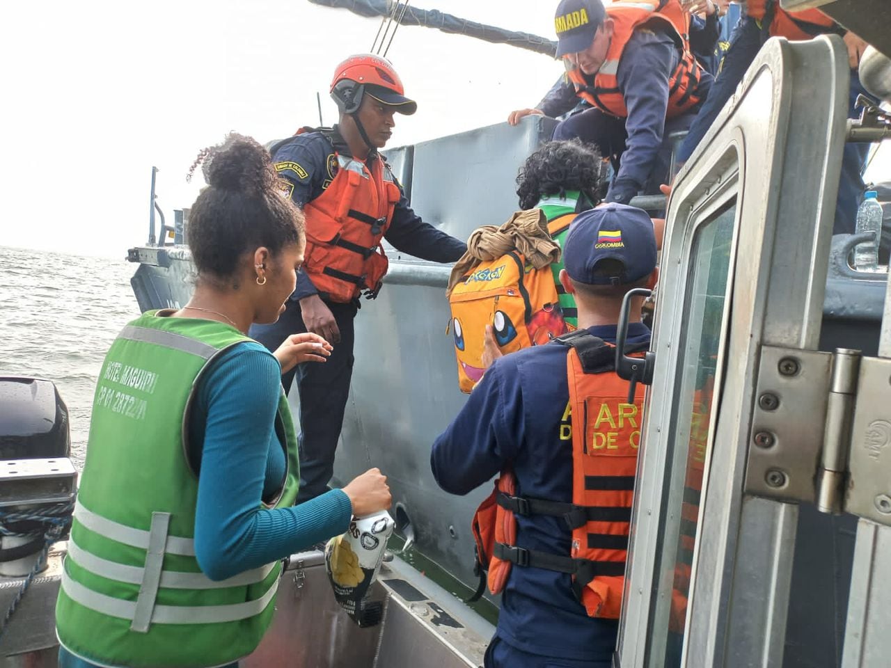 La Armada durante las labores de rescate de los turistas.
