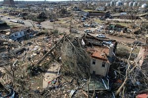 Los daños tras el devastador estallido de tornados arrasaron varios estados de EE. UU., En Mayfield, Kentucky, EE. UU. El 11 de diciembre de 2021. Foto REUTERS / Cheney Orr