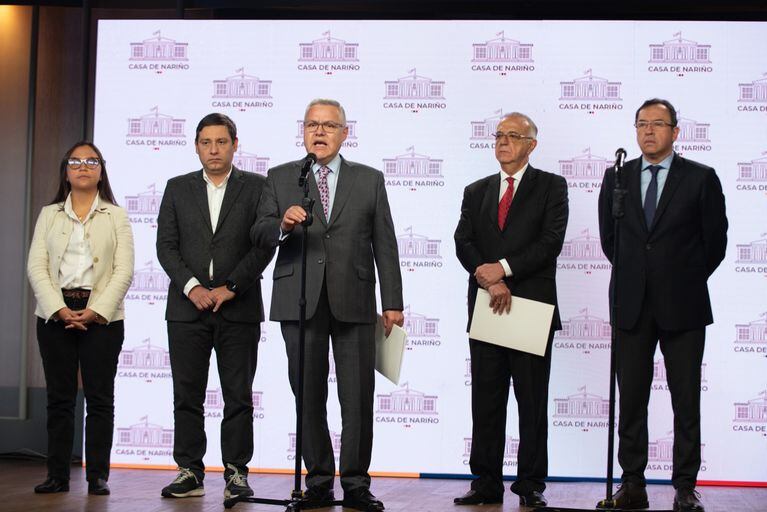 De der. a izq. los ministros del Interior, Alfonso Prada, Defensa, Iván Vélasquez, y Justicia, Néstor Osuna y el director del Dapre, Mauricio Lizcano.