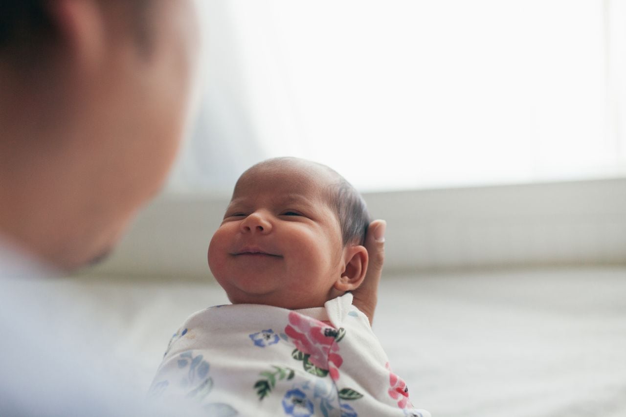 En el primer mes, la sonrisa de un bebé no es social.