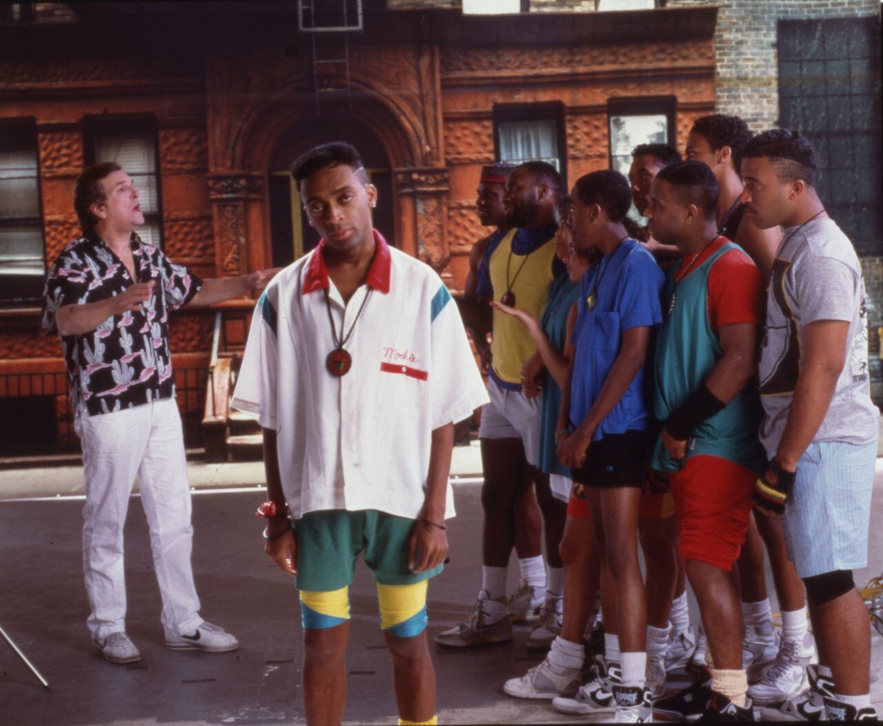 Lee (centro) en el set de Do the Right Thing, o Haz lo correcto, un de sus cintas más aclamadas, en 1989.