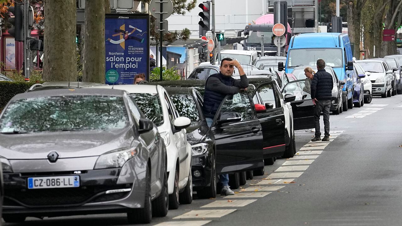 En imágenes : escasez de combustible en las estaciones de Francia.