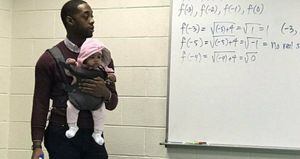 La imagen del profesor de Matemática cuidando la hija de un alumno en plena clase se hizo viral. 