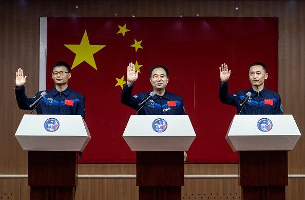 De izquierda a derecha, los astronautas Gui Haichao, Jing Haipeng y Zhu Yangzhu.