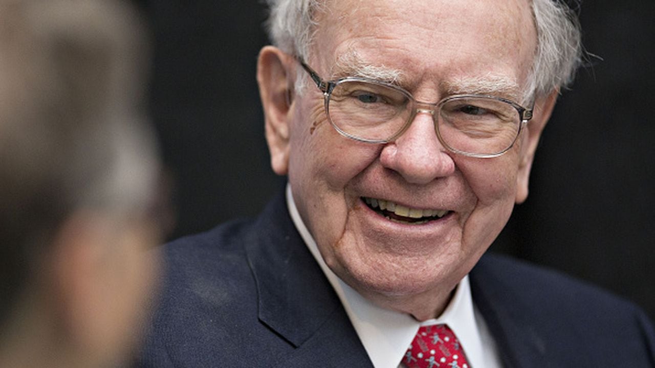 Warren Buffet suele compartir sus enseñanzas con personas que buscan alcanzar el éxito financiero.
