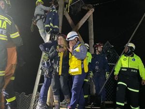El teleférico quedó suspendido a 250 metros de altura y en la mitad de un cañón en la zona de influencia del volcán Nevado del Ruiz. Aunque en un principio se creyó que podrían ser retirados en una aeronave, las condiciones del terreno no lo permitieron. Foto: @GoberCaldas