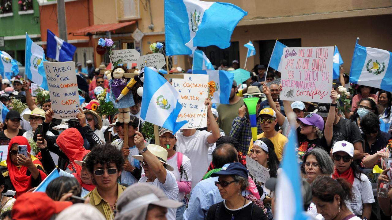 Los manifestantes participan en la 'Marcha de las Flores' contra la persecución política del partido Semilla del candidato presidencial guatemalteco Bernardo Arévalo, en la Ciudad de Guatemala, Guatemala, 23 de julio de 2023.