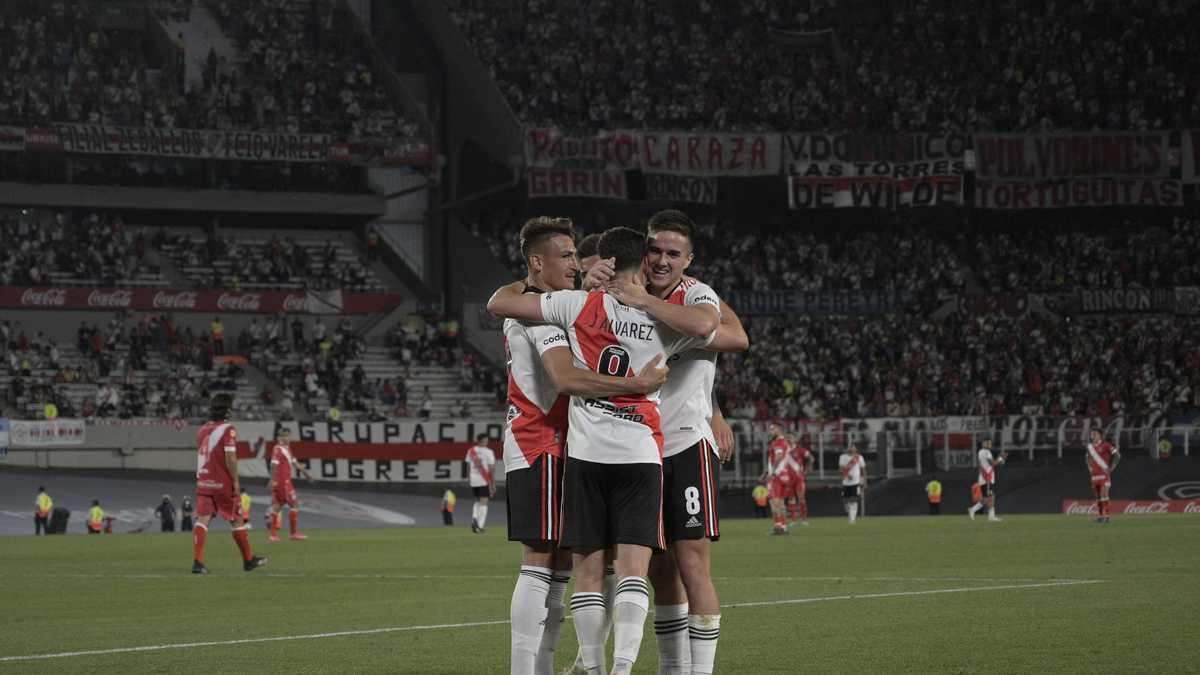 River Plate's forward Julian Alvarez (C) celebrates with teammates after scoring the team's second goal against Argentinos Juniors during the Argentine Professional Football League match at the Monumental stadium in Buenos Aires, Argentina, on October 25, 2021. - River Plate won 3-0. (Photo by JUAN MABROMATA / AFP)